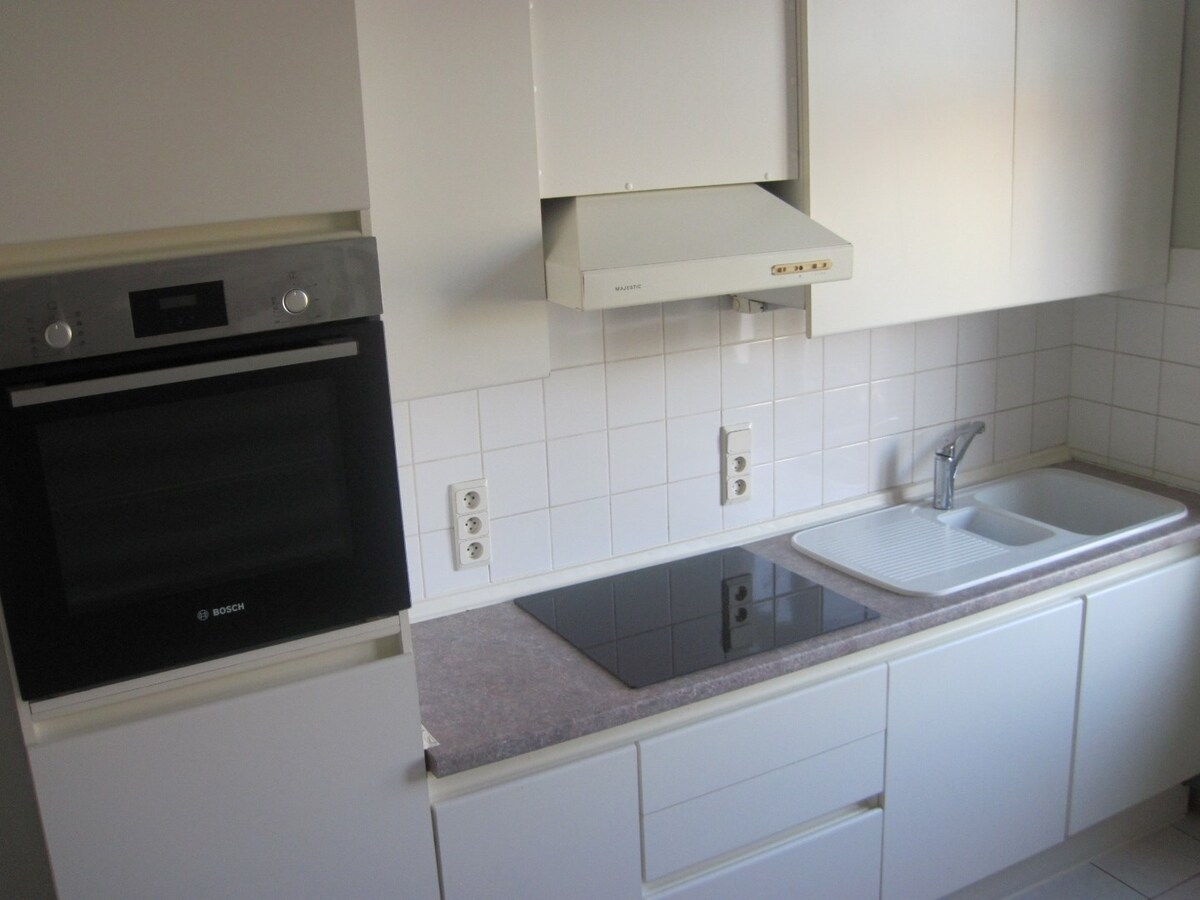 Bijzonder ruim gelijkvloers woonappartement. 