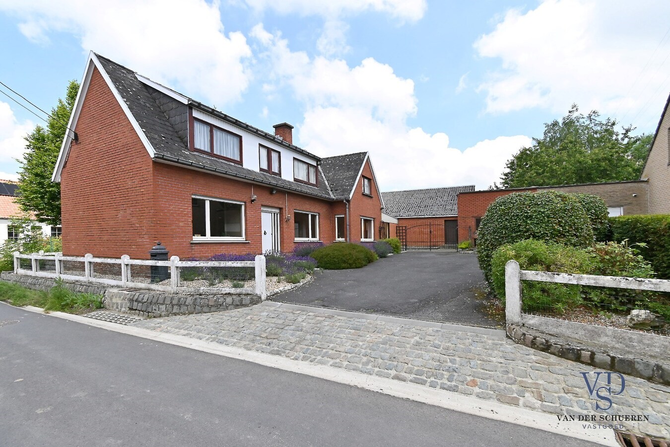 Degelijke eengezinswoning, landelijk gelegen 