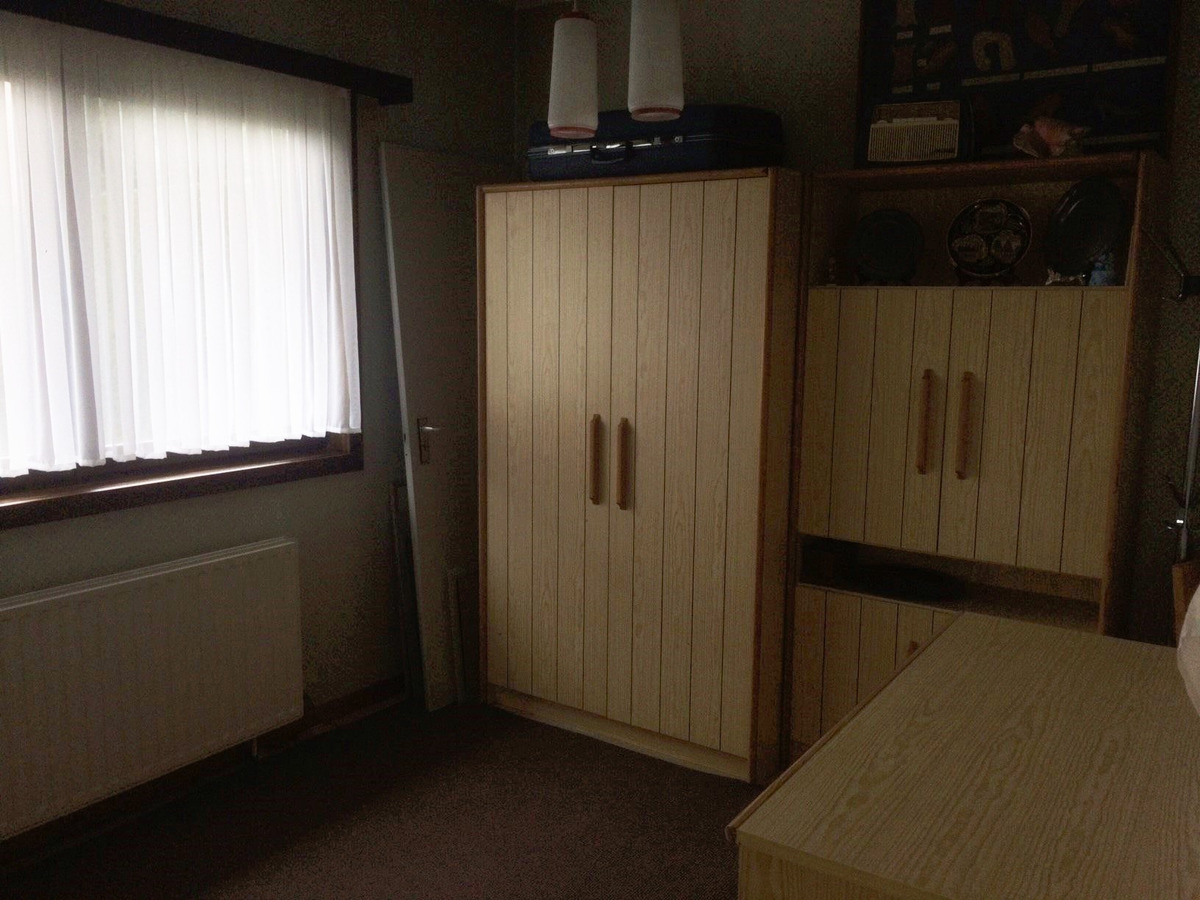 Rustig gelegen gelijkvloerse halfopen woning met 2 slpk's + dubbele garage 