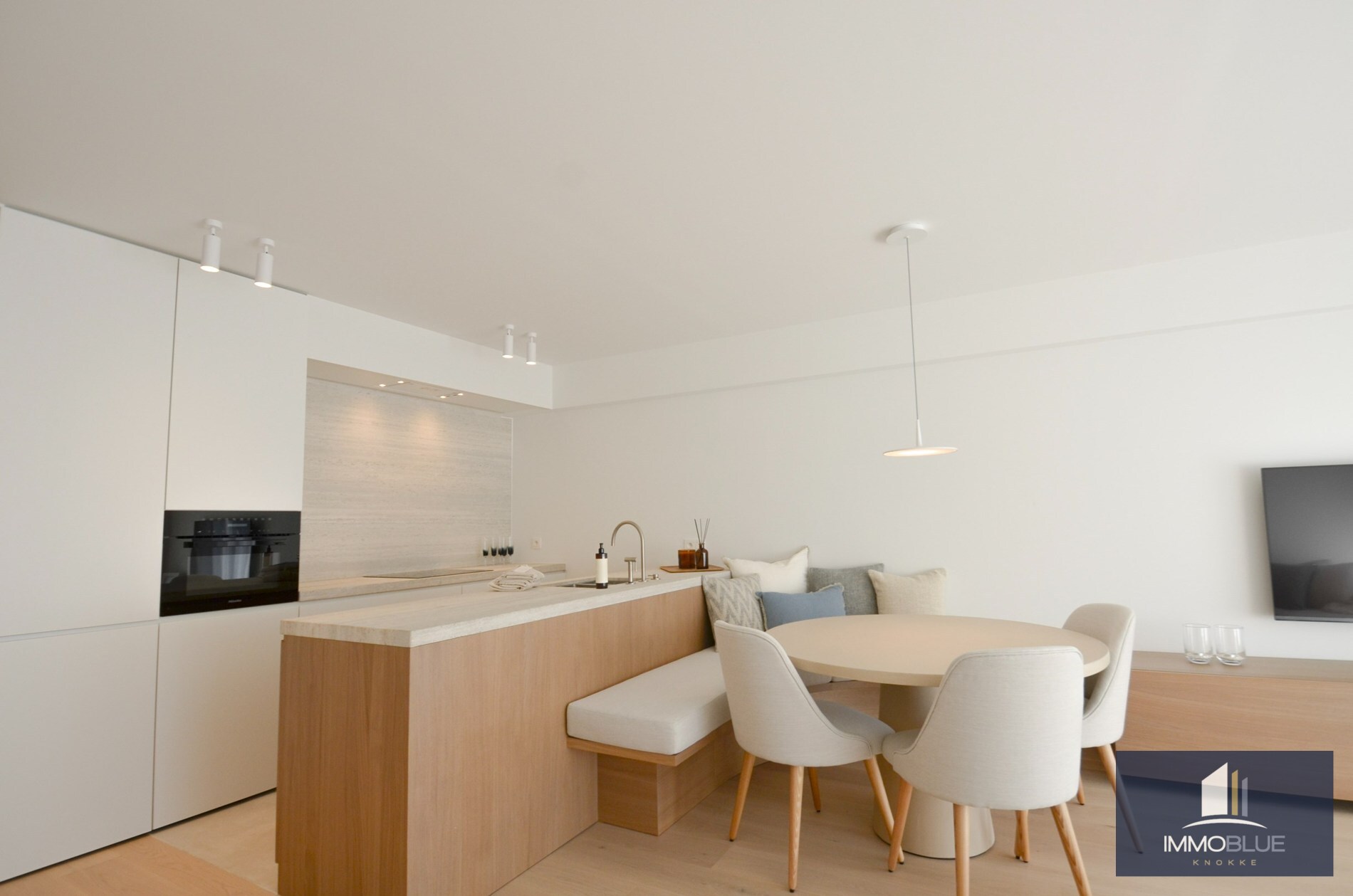 Appartement entièrement rénové avec trois chambres à coucher, situé en plein centre. 