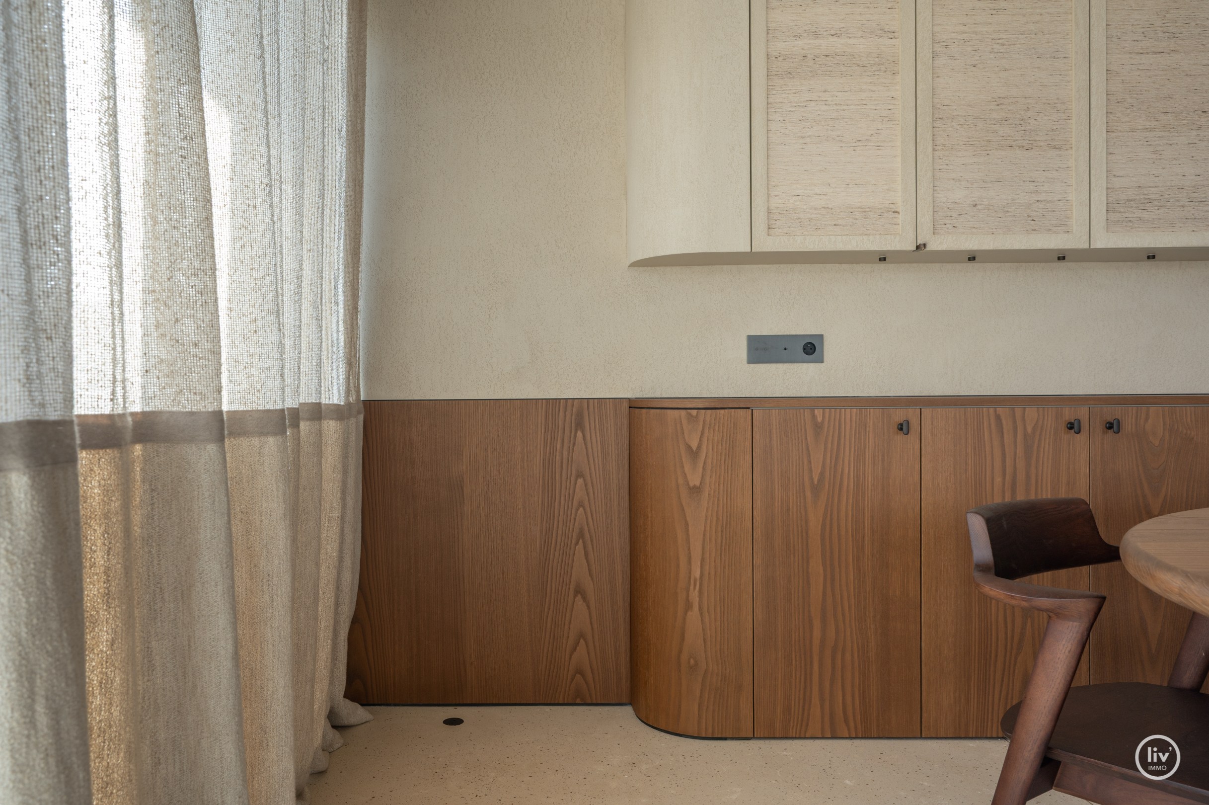 Appartement d'angle entièrement rénové et de haute qualité dans une résidence de standing au cœur du Zoute. 