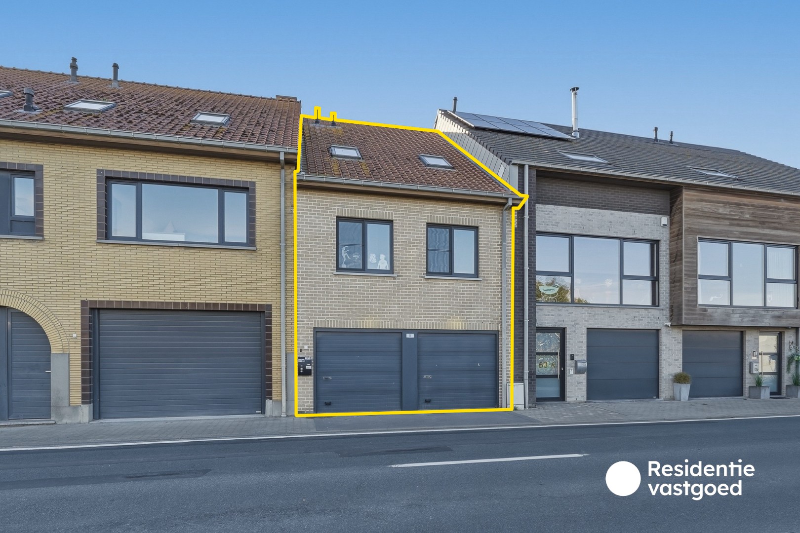 Instapklare woning met dubbele garage, 3 kamers en zongerichte buitenruimtes 