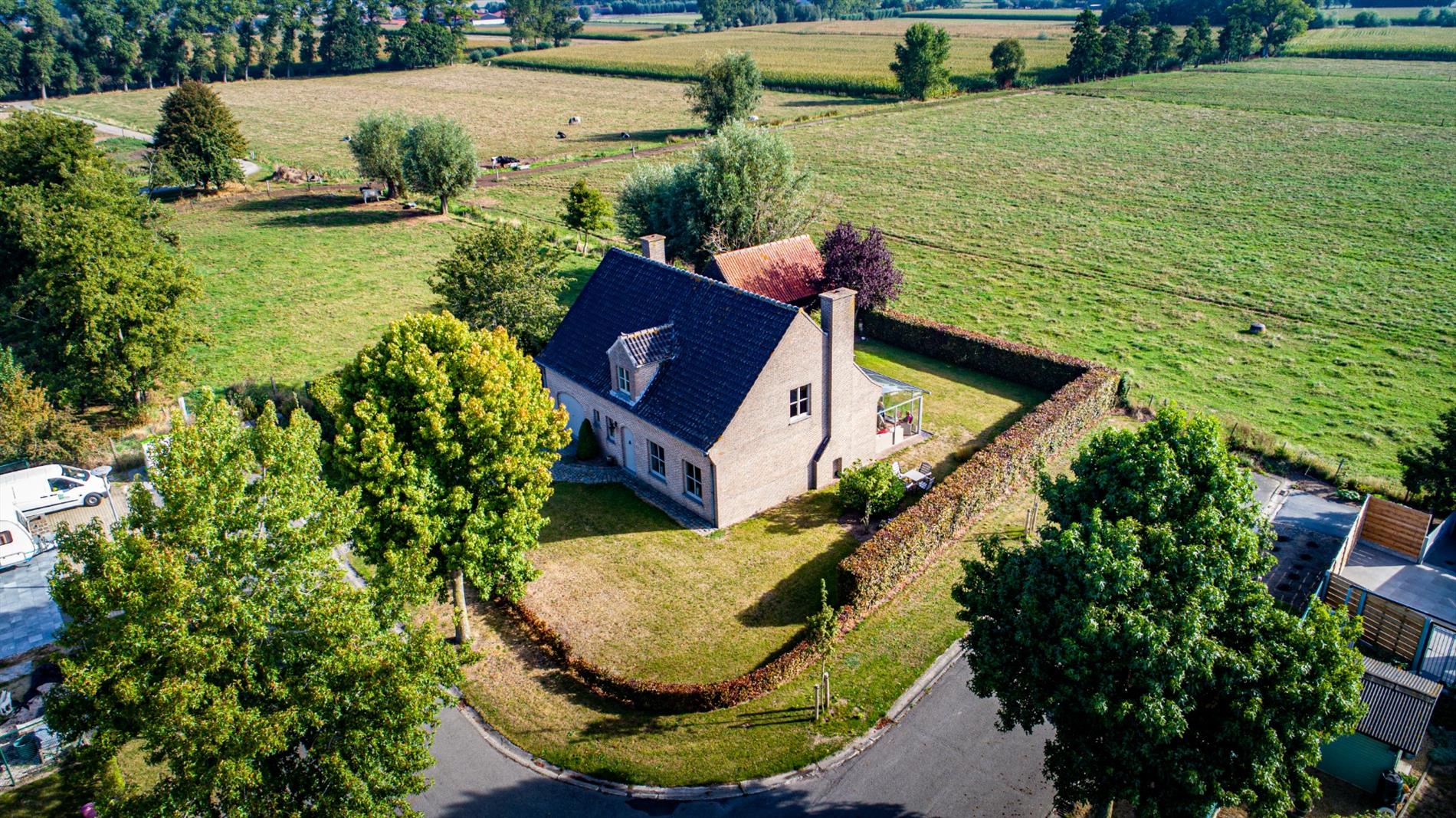 Rustieke woning met paardenstalling op 959m² landelijk gelegen doch nabij centrum Maldegem 