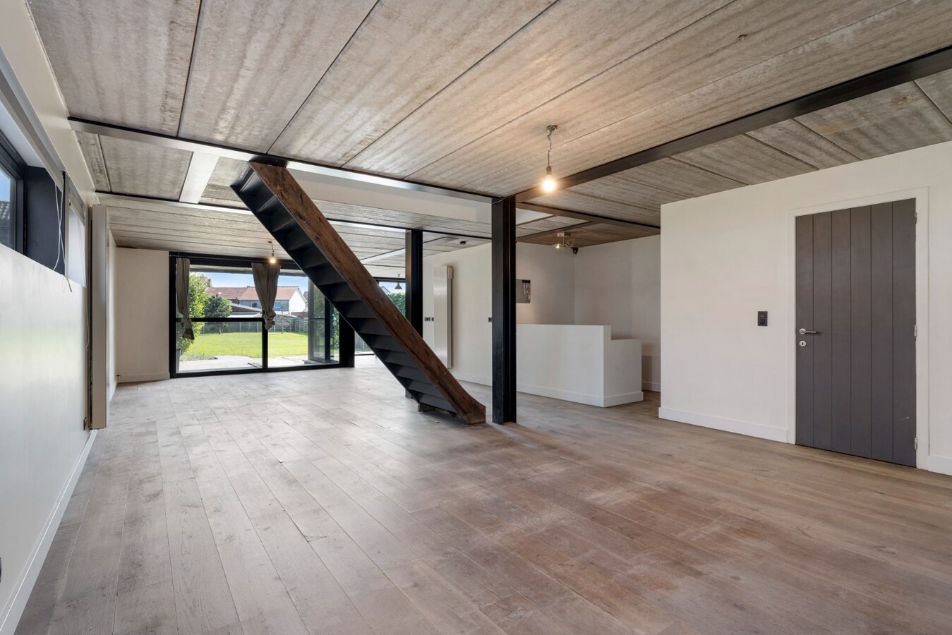 Recente, halfvrijstaande gezinswoning in een moderne bouwstijl op een perceel van 11a06ca! 