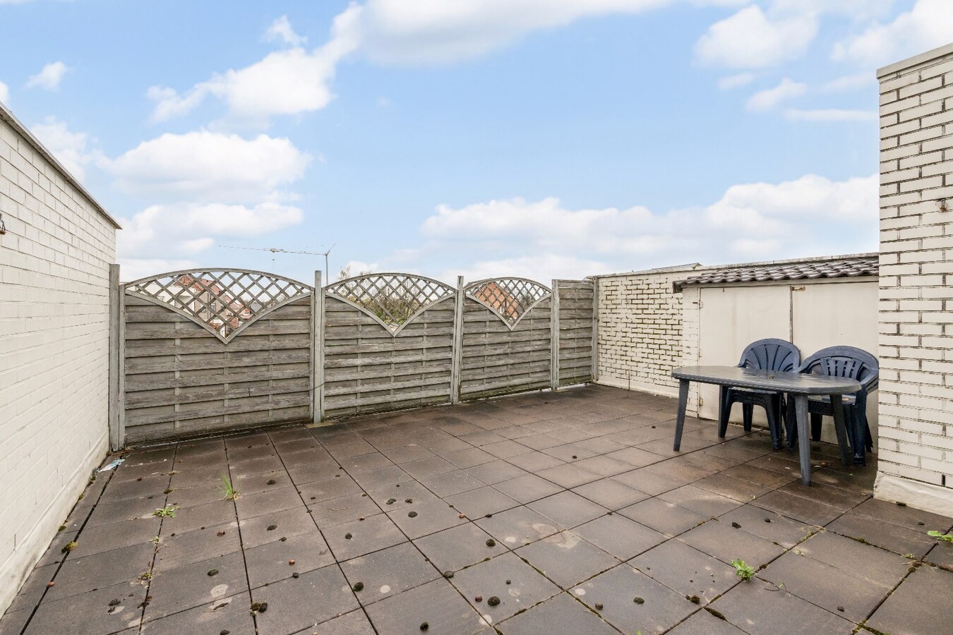 Ruim duplex appartement met 2 slaapkamers en garage. 