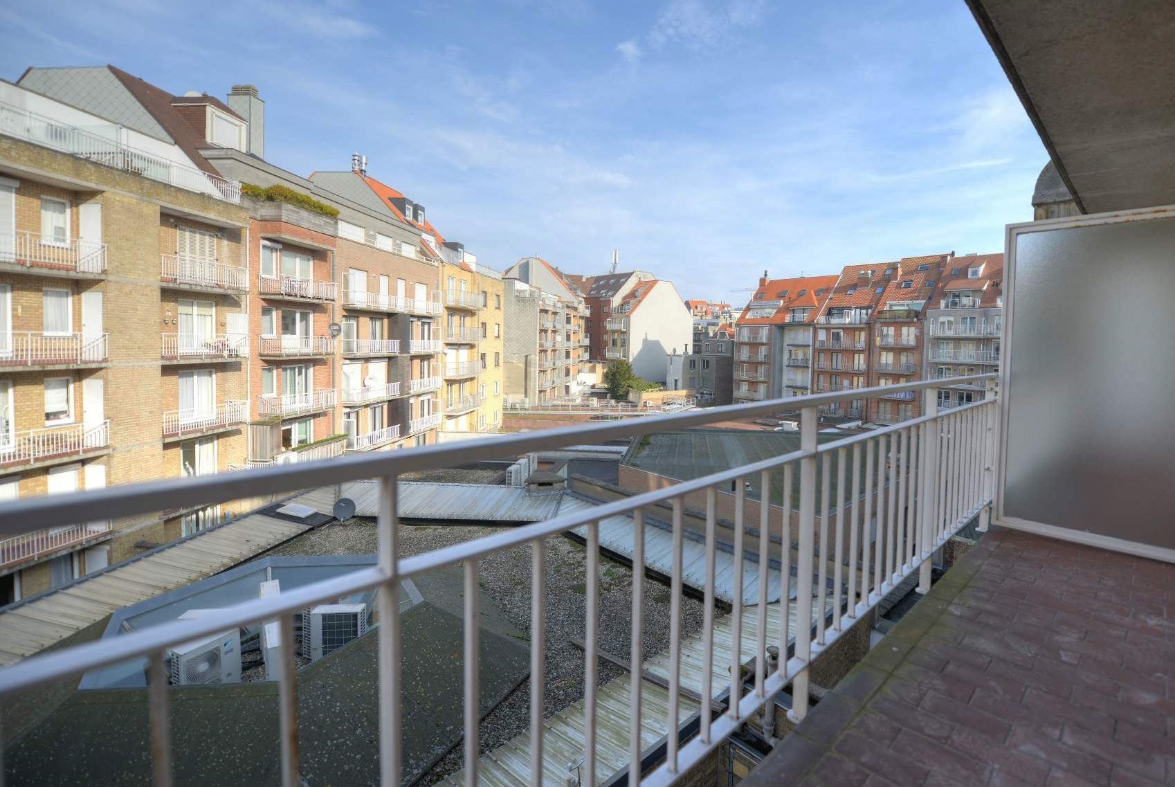 Zonnig en recent gerenoveerd appartement met 2 slaapkamers, gelegen op de Dumortierlaan, 