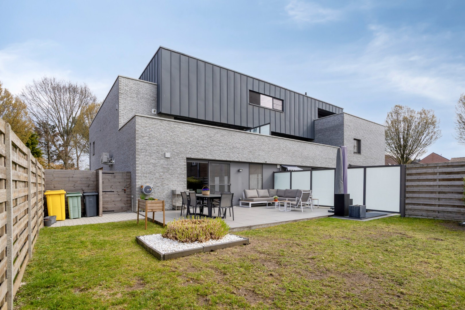 Energiezuinig en instapklaar gelijkvloers appartement met 2 slpk. en ruime tuin in het centrum van Geel 