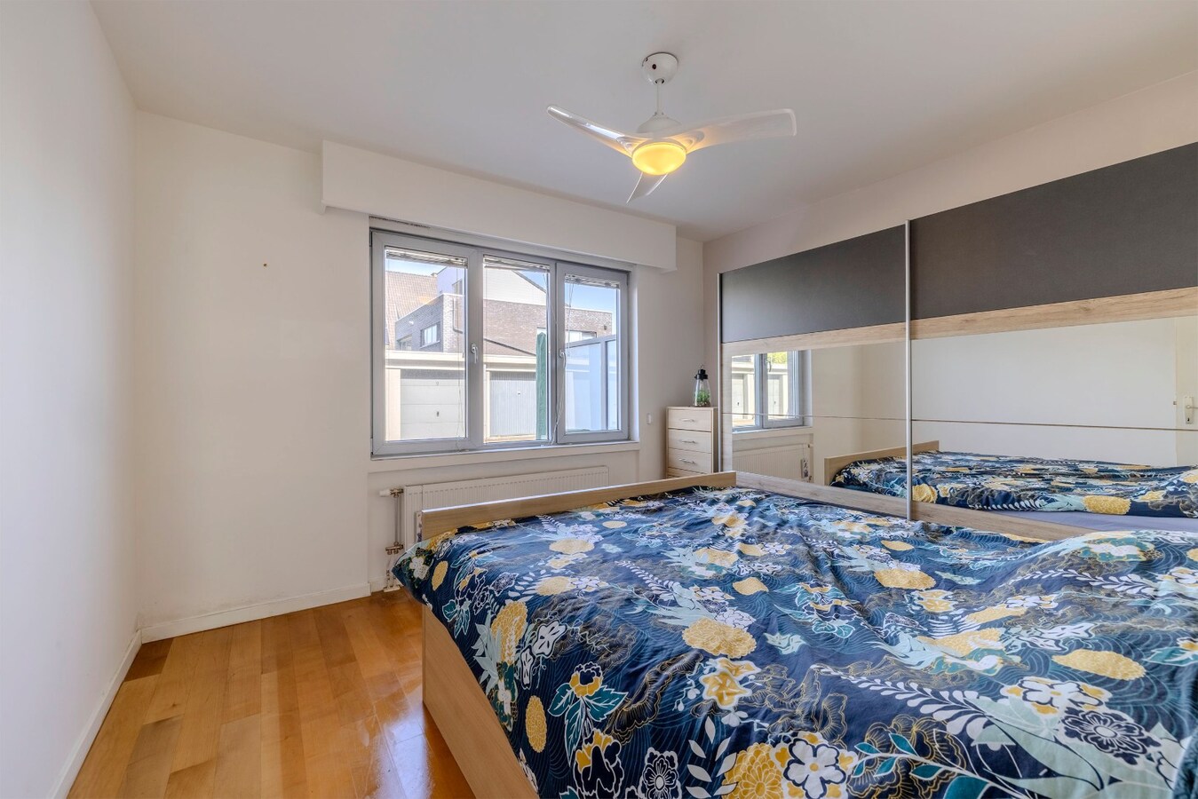 Instapklaar gelijkvloers met 2 slpks en garagebox 