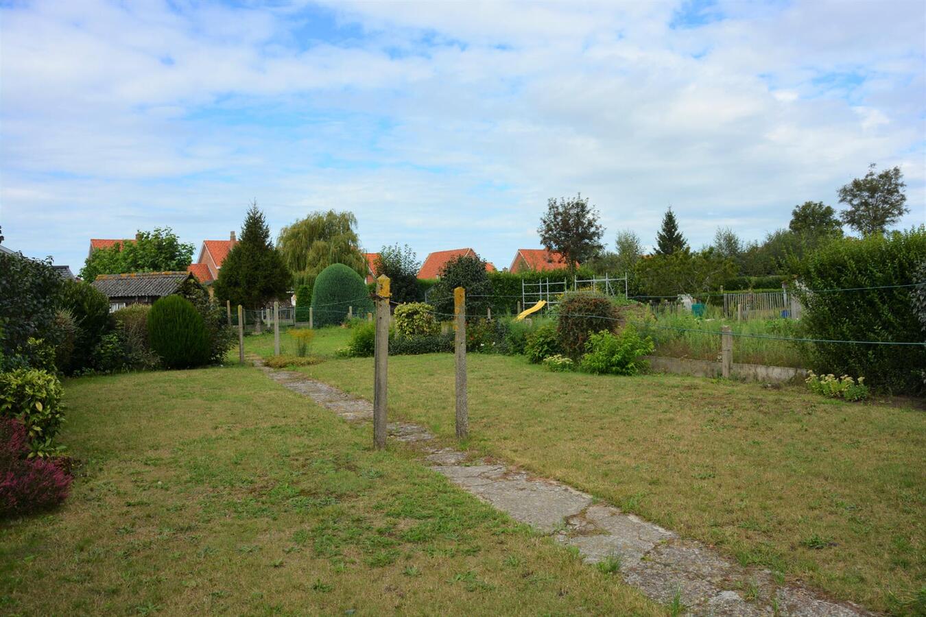 Goed gelegen half-open woning met grote tuin 