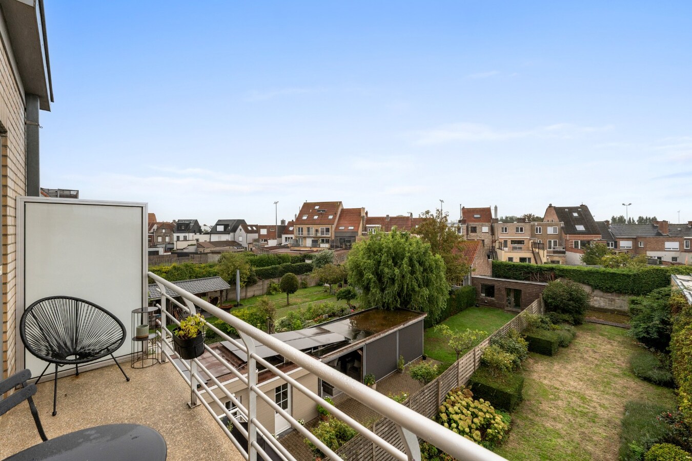 Instapklaar appartement met prachtig open en groen zicht nabij de zeedijk van Heist. 