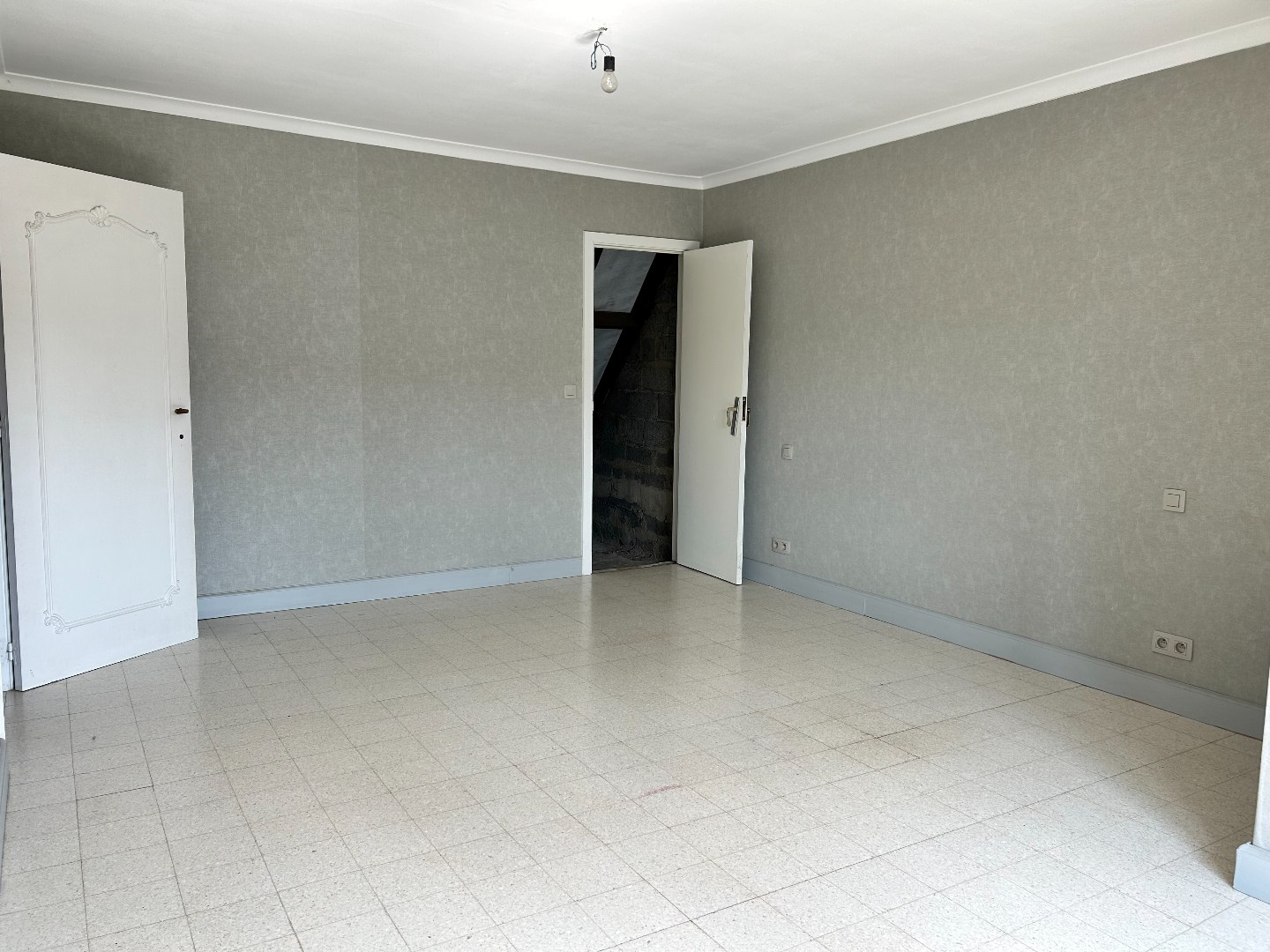 Degelijke woning met, garage, 3 slaapkamers en tuin op 271m² 