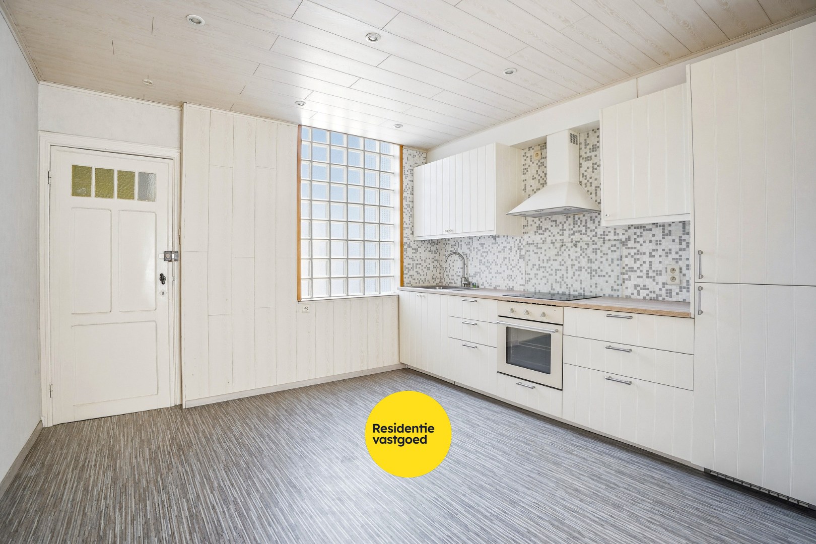 Goed gelegen gebouw op 117m² te De Panne bestaande uit een handelsruimte en woonst. 