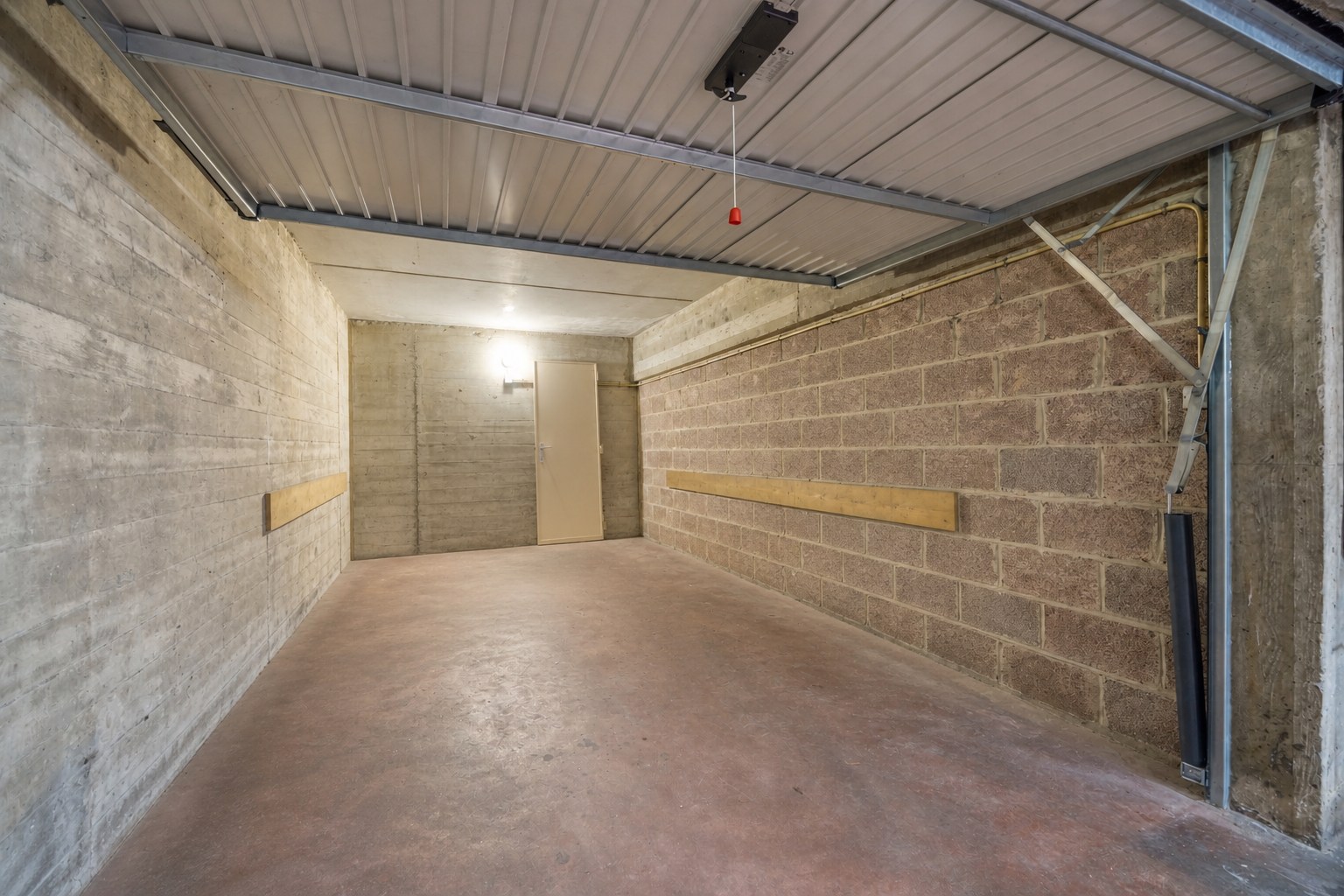 App. te huur met 2 slpk, 2 balkons, kelder en garagebox te Halle 