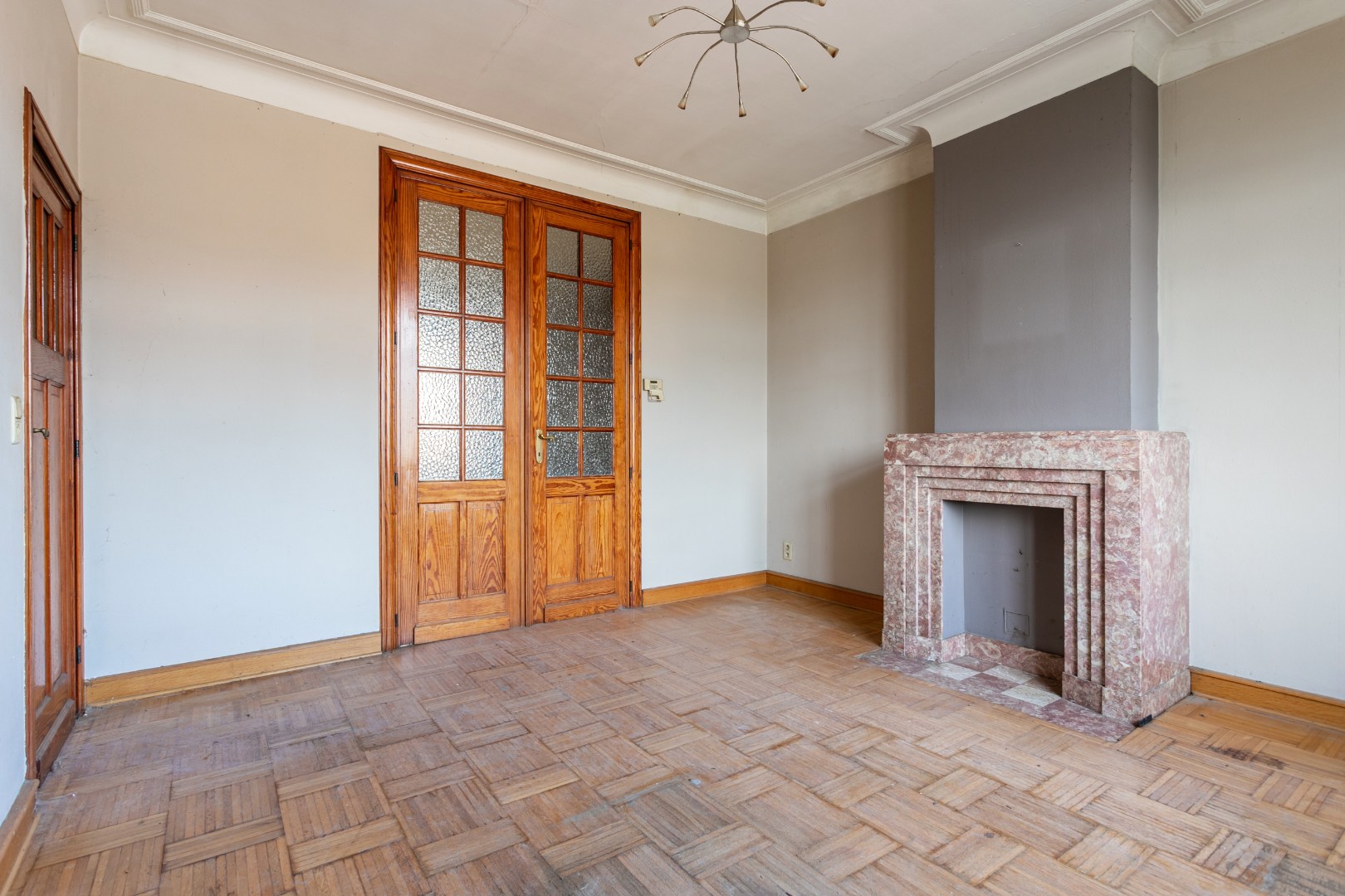 Kraktervolle woning met veel potentieel, 2 autostaanplaatsen en tuin te Dworp 