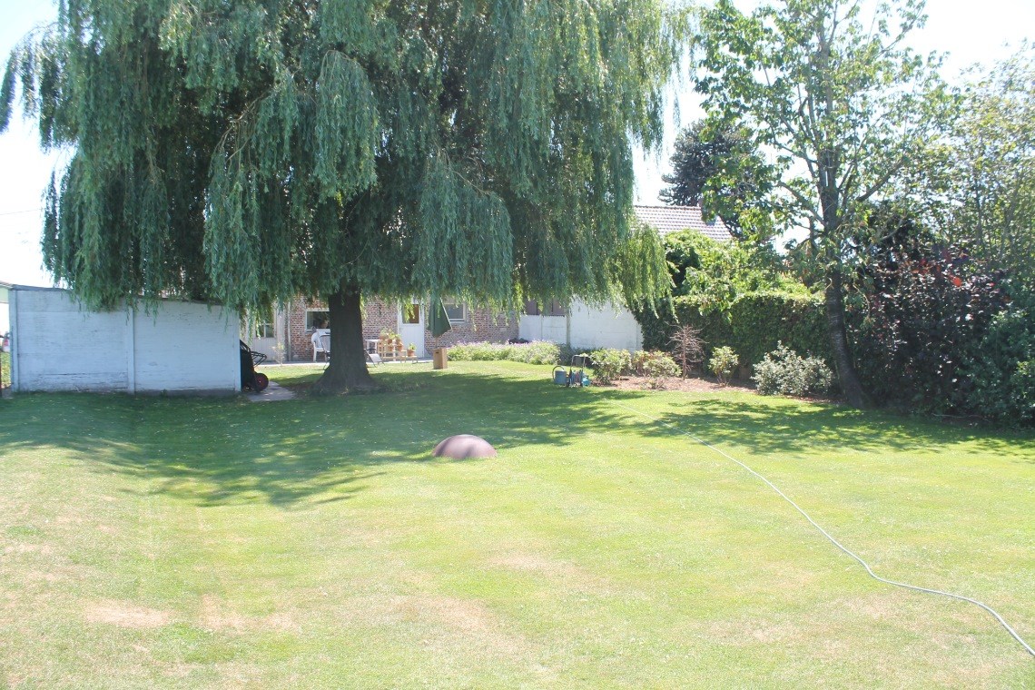 Charmante halfopen woning met garage, 2 slaapkamers en grote tuin 