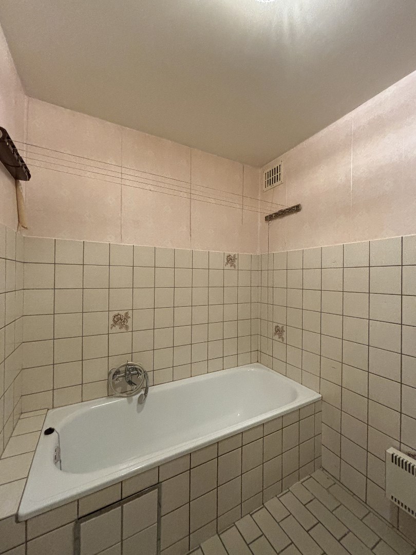 Deels te renoveren appartement met 2 slpk. gelegen in het centrum van Leopoldsburg 