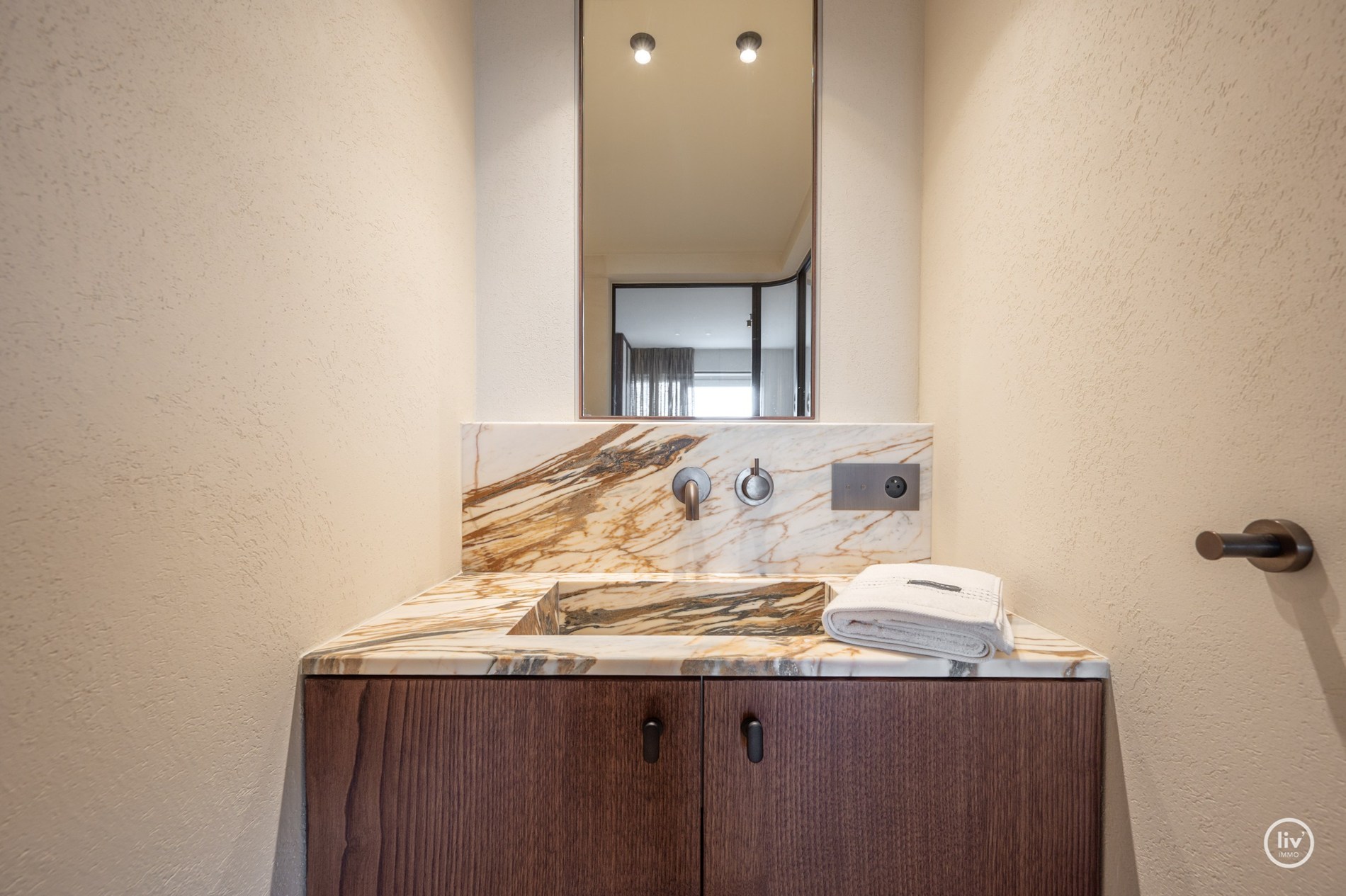 Volledig en subliem gerenoveerd zuid-west georiënteerd hoekappartement in een prestigieuze villaresidentie in het hart van het Zoute. 