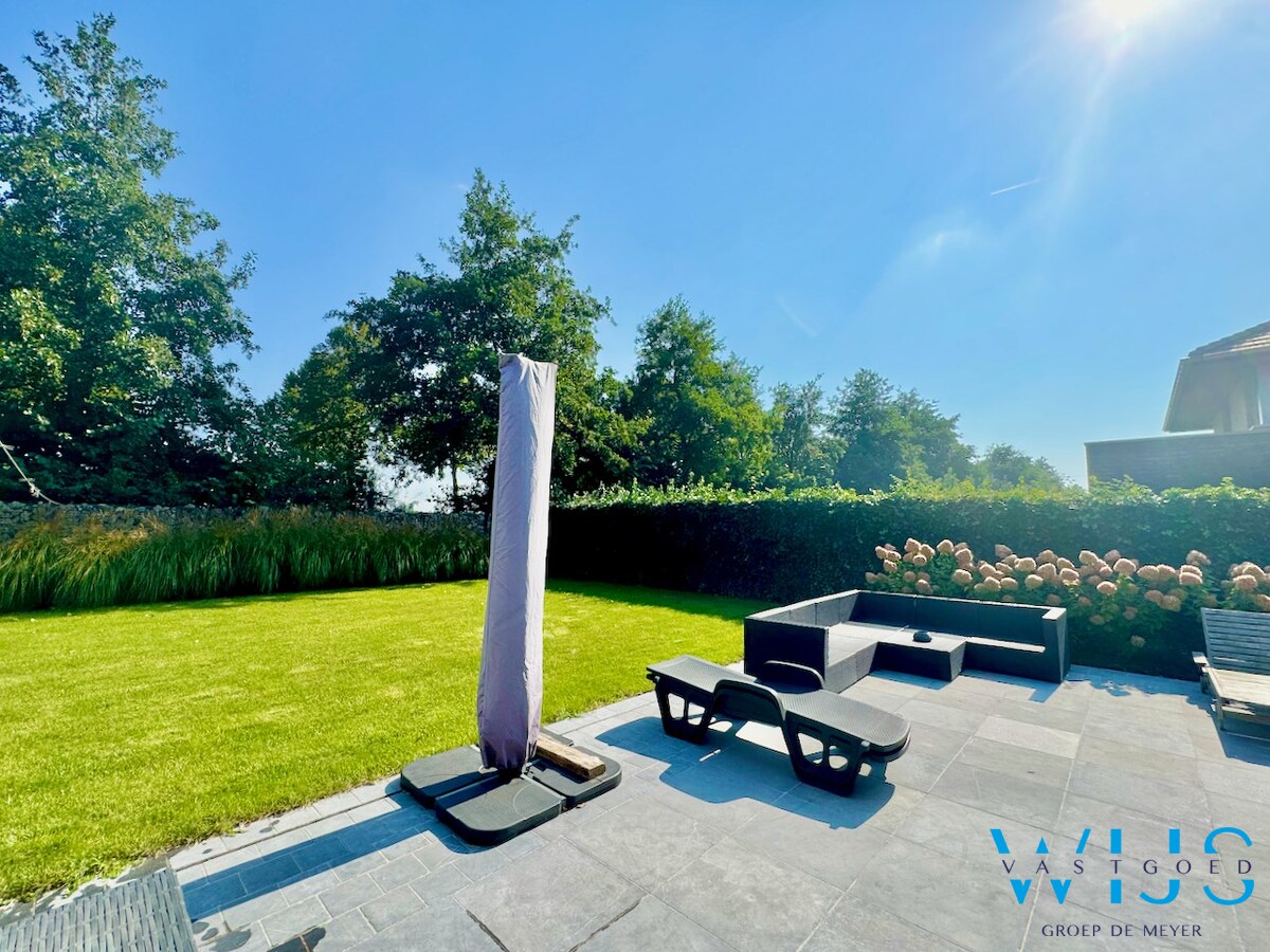 Stijlvolle alleenstaande woning met kapsalon te Kluizen 