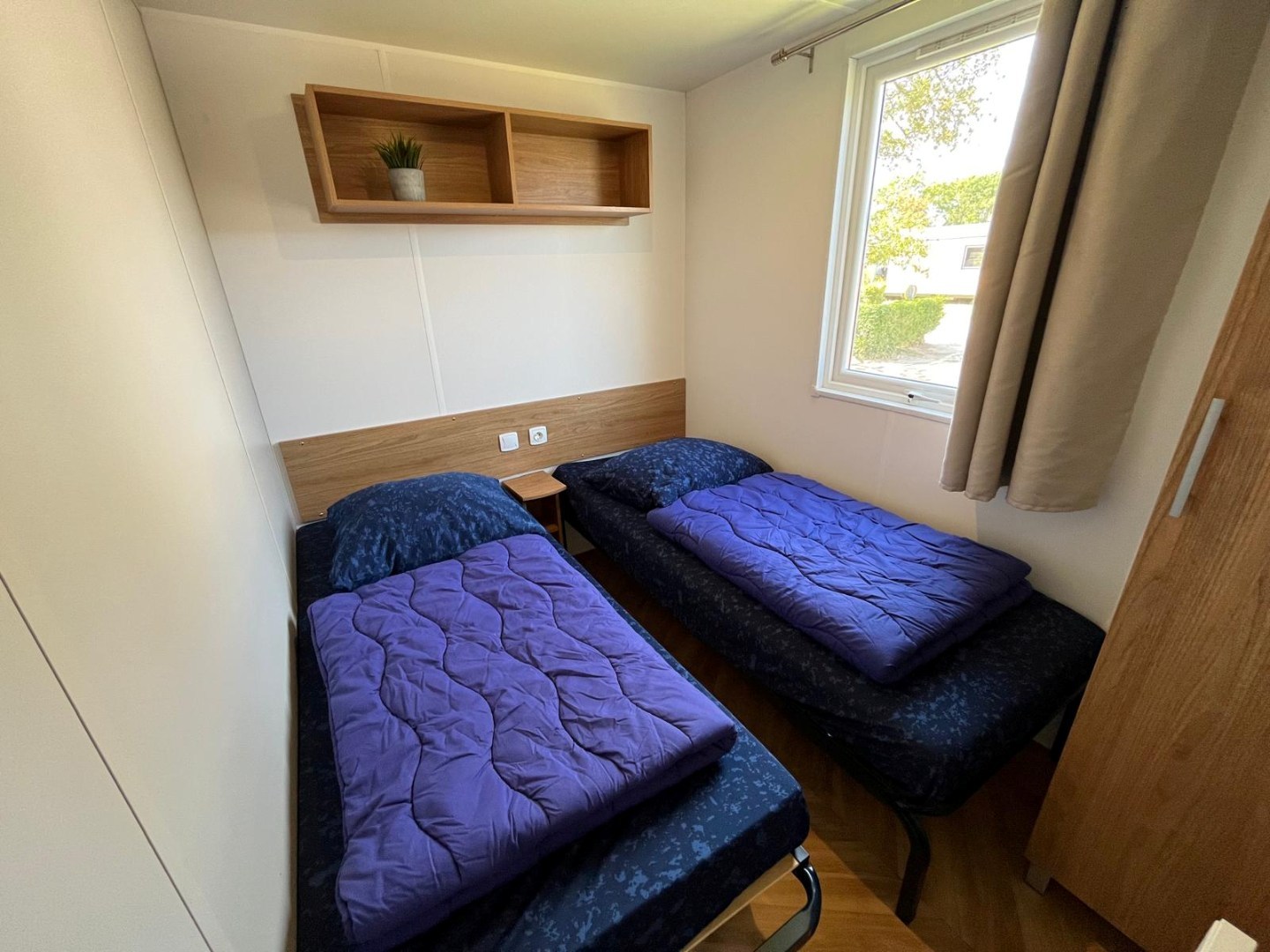 T.A. Makelaardij biedt aan – Chalet Z111-: Op een schitterende locatie in een goed verzorgd recreatiepark aan de kust van Walcheren bieden wij dit leuke chalet aan. 