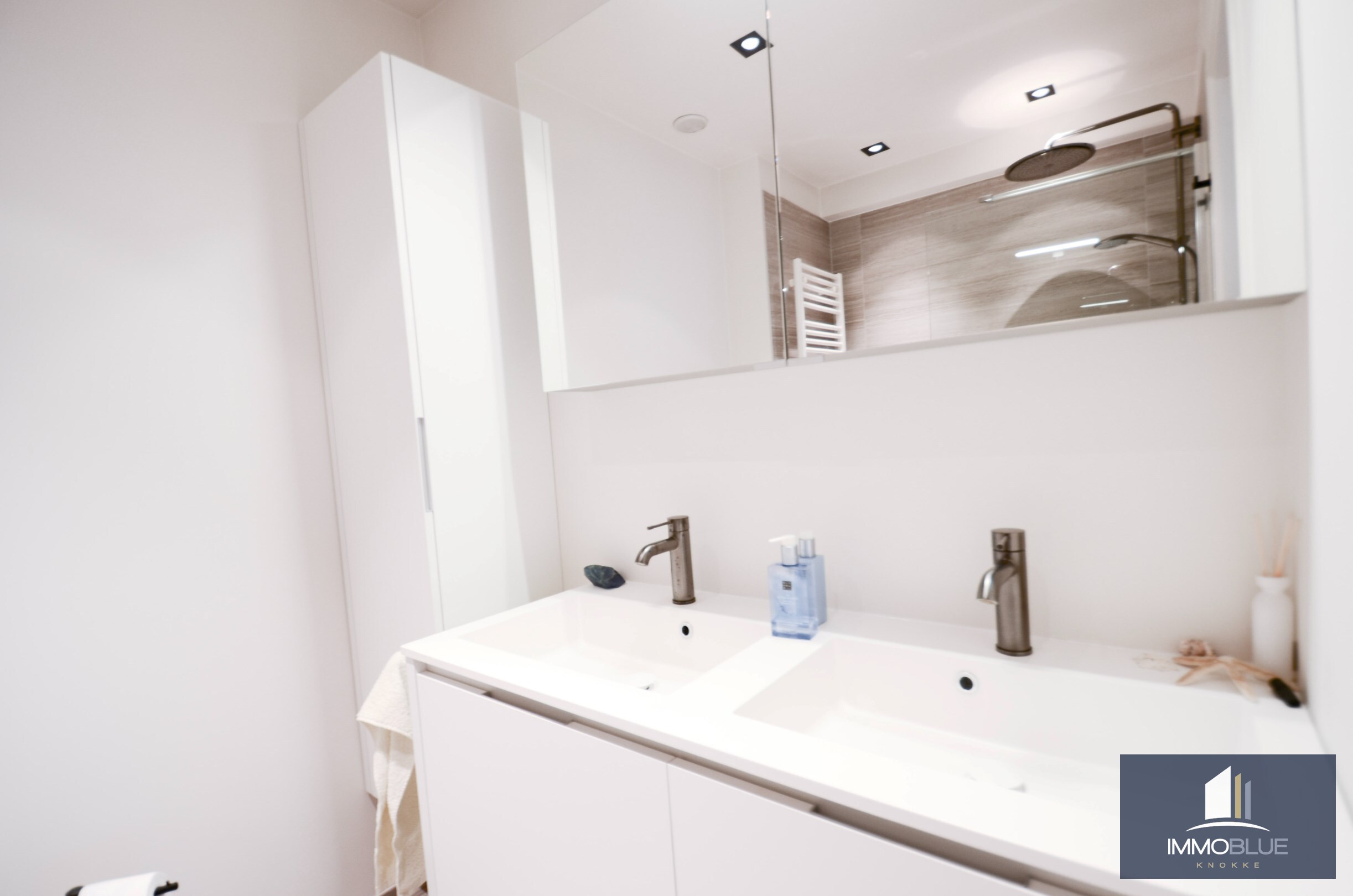 Appartement avec vue frontale sur la mer, situé dans une résidence prestigieuse au Zoute. 