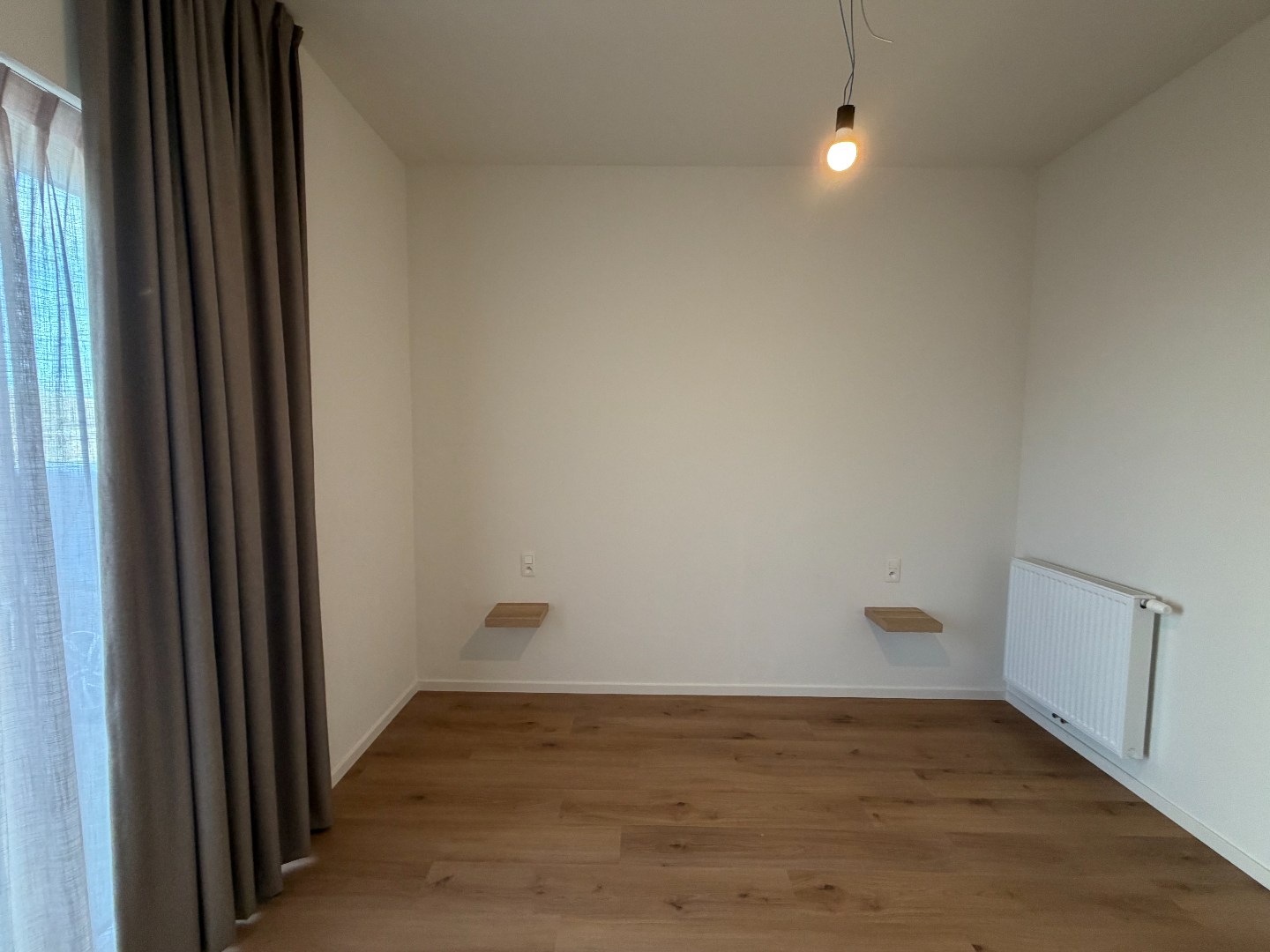 Gelijkvloers appartement met terras, tuintje en autostaanplaats 