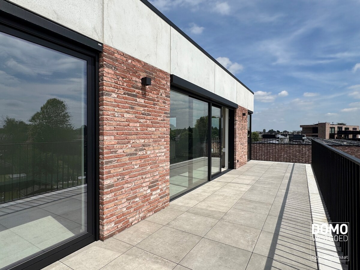 PENTHOUSE MET 2 SLAAPKAMERS, RUIM TERRAS EN AUTOSTANDPLAATS TE KERMT 