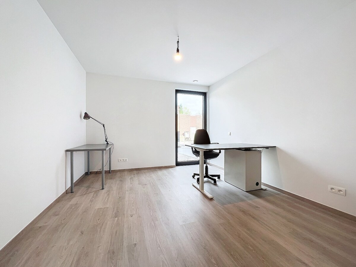 Gelijkvloers nieuwbouwapp. met tuin en garage, centrum Herzele 