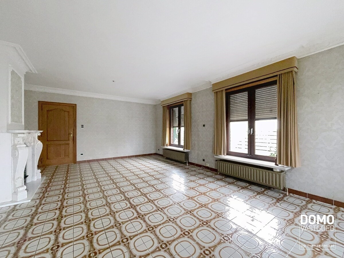 RUIME GELIJKVLOERSE WONING OPEN BEBOUWING GELEGEN OP EEN PERCEEL VAN 12a77ca TE KERMT 