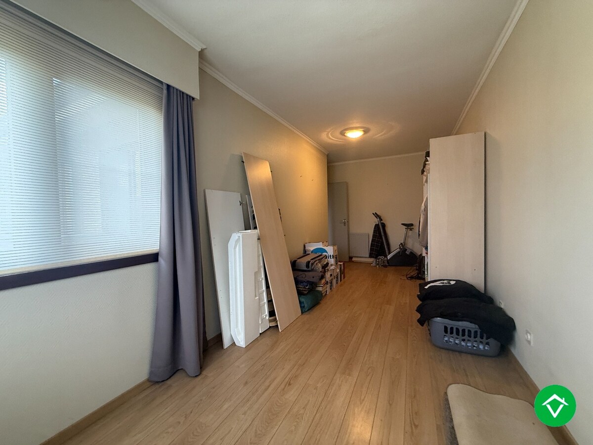 Rustig gelegen gelijkvloerse halfopen woning met 2 slpk's + dubbele garage 