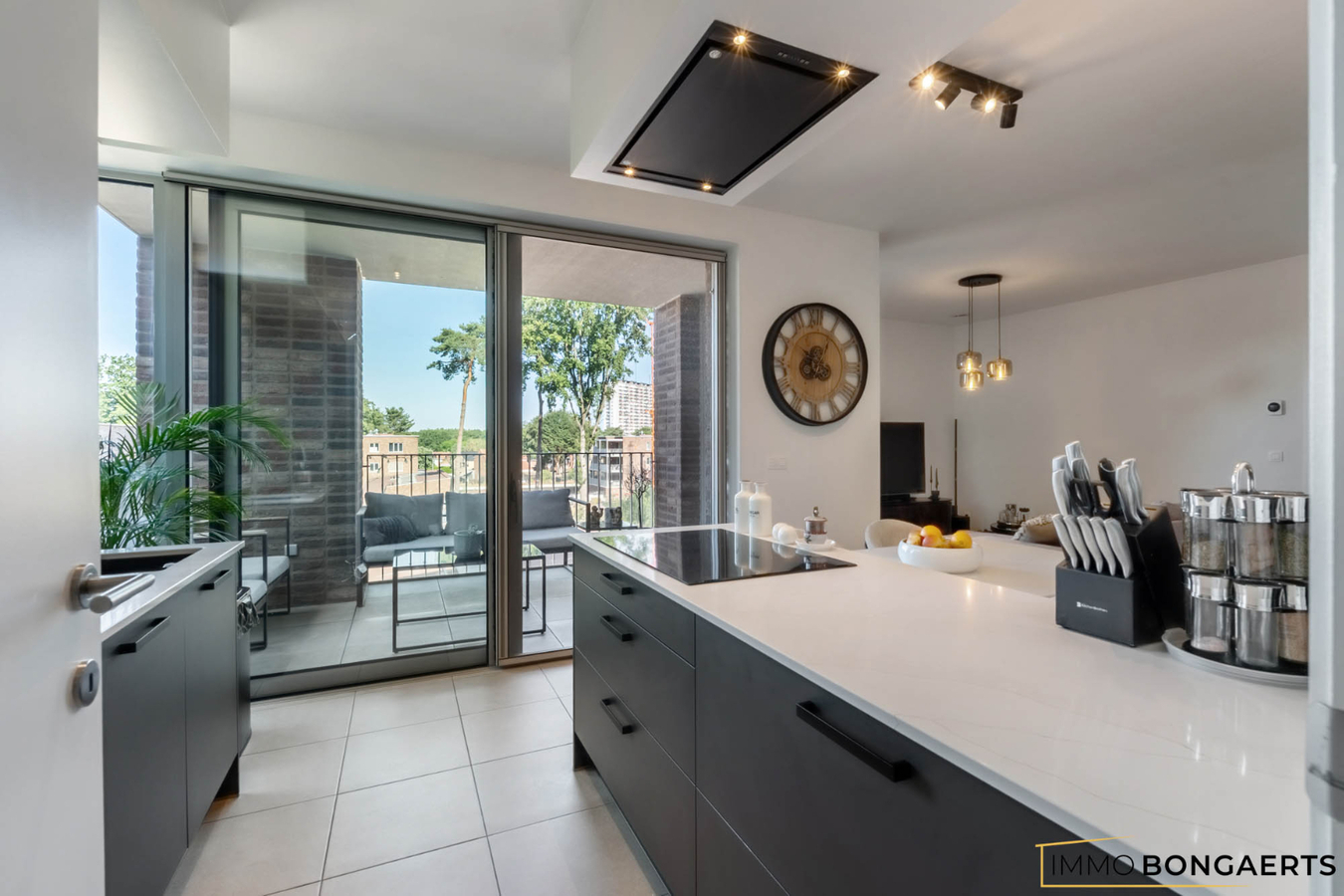 Recent modern appartement met kelder en parkeergarage 