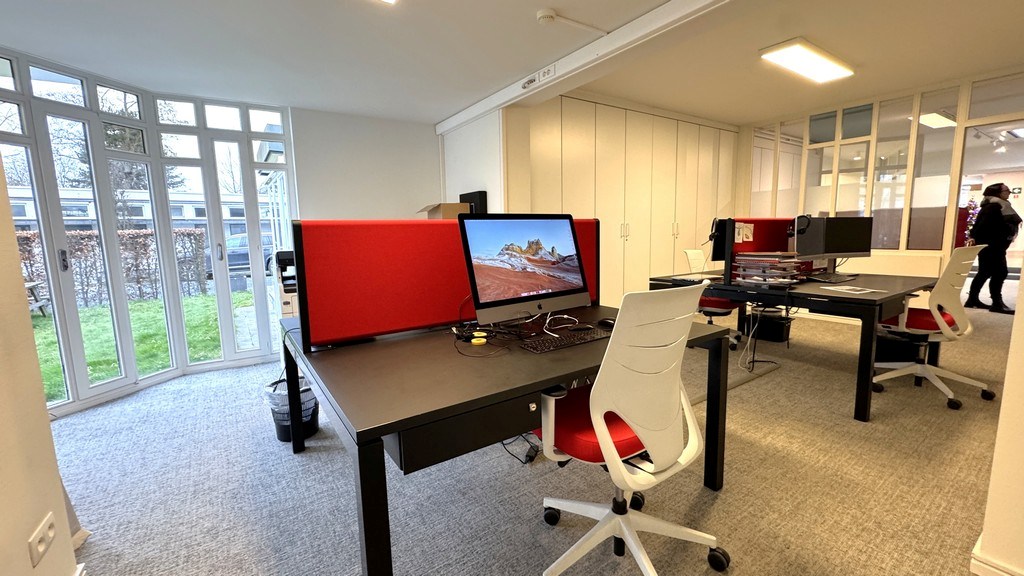 Ingedeelde kantoorruimte te huur vlakbij R4 en E40 in Drongen