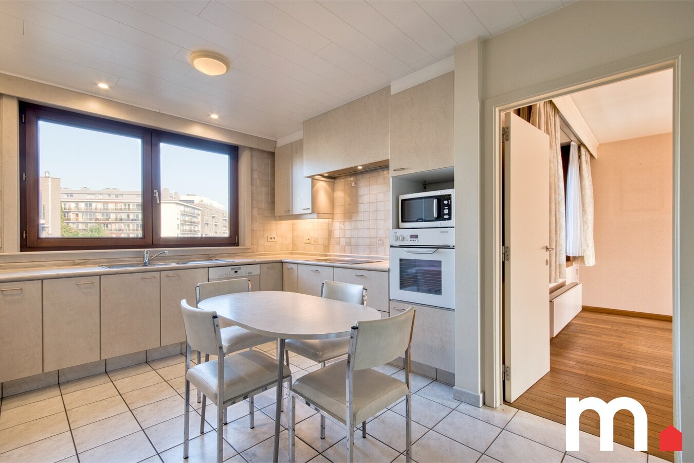 Centrum gelegen gezinswoning met praktijkmogelijkheid te Gullegem ! 