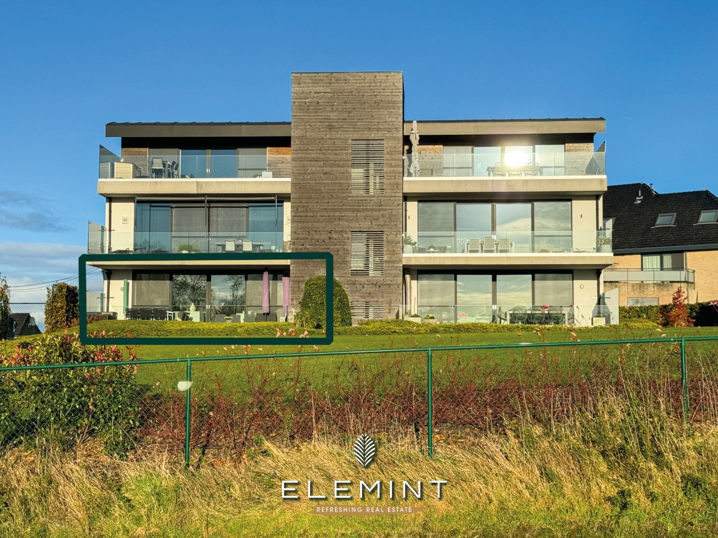 Ruim modern appartement met terras, 2 slaapkamers en 2 staanplaatsen 