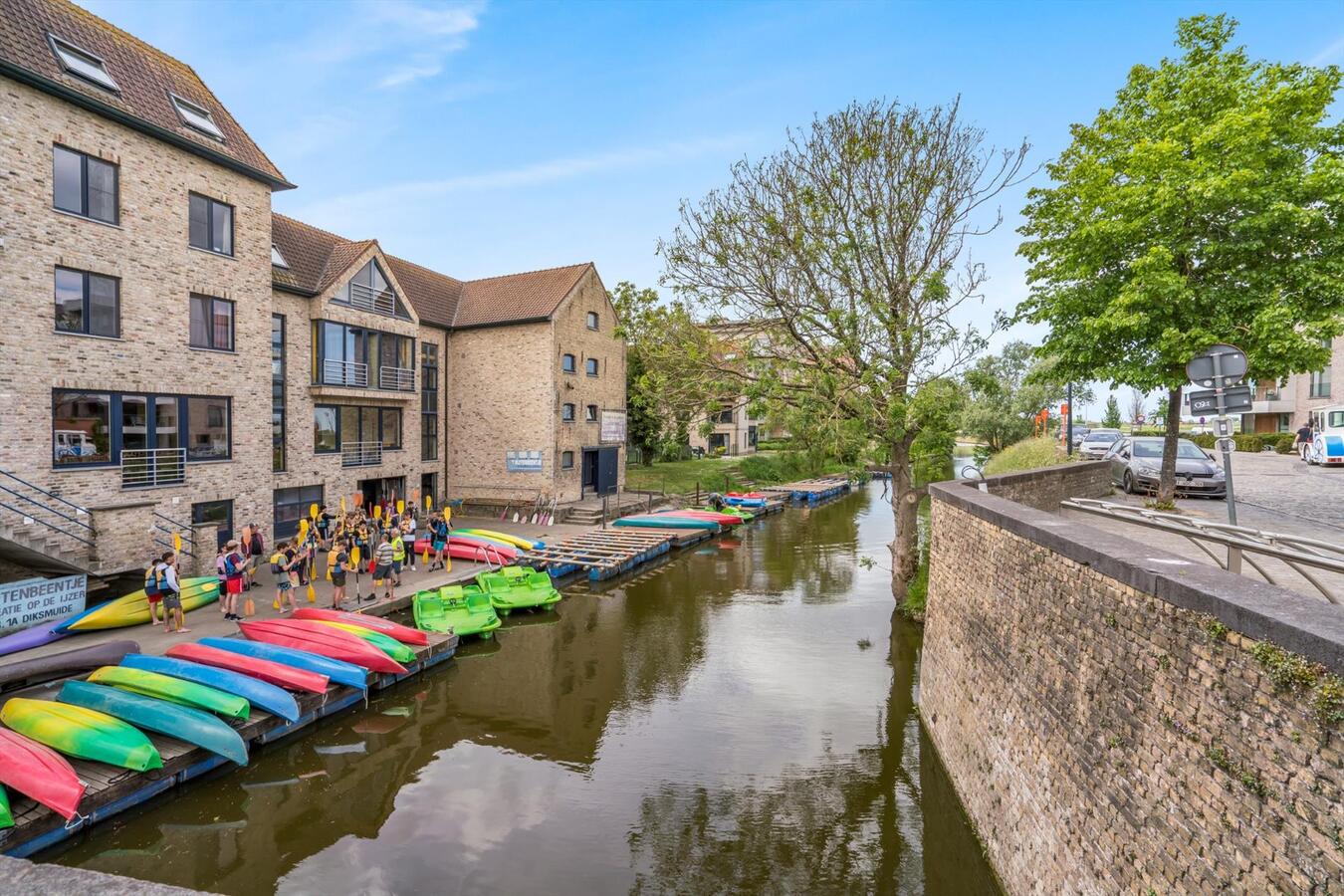 Ruim uniek  gelegen bemeubeld appartement met 2 slaapkamers en garage te Diksmuide 