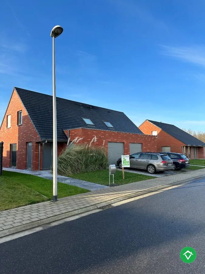 Ruime nieuwbouw woning met 3 slaapkamers, tuin  met tuinhuis en garage te Kortemark 