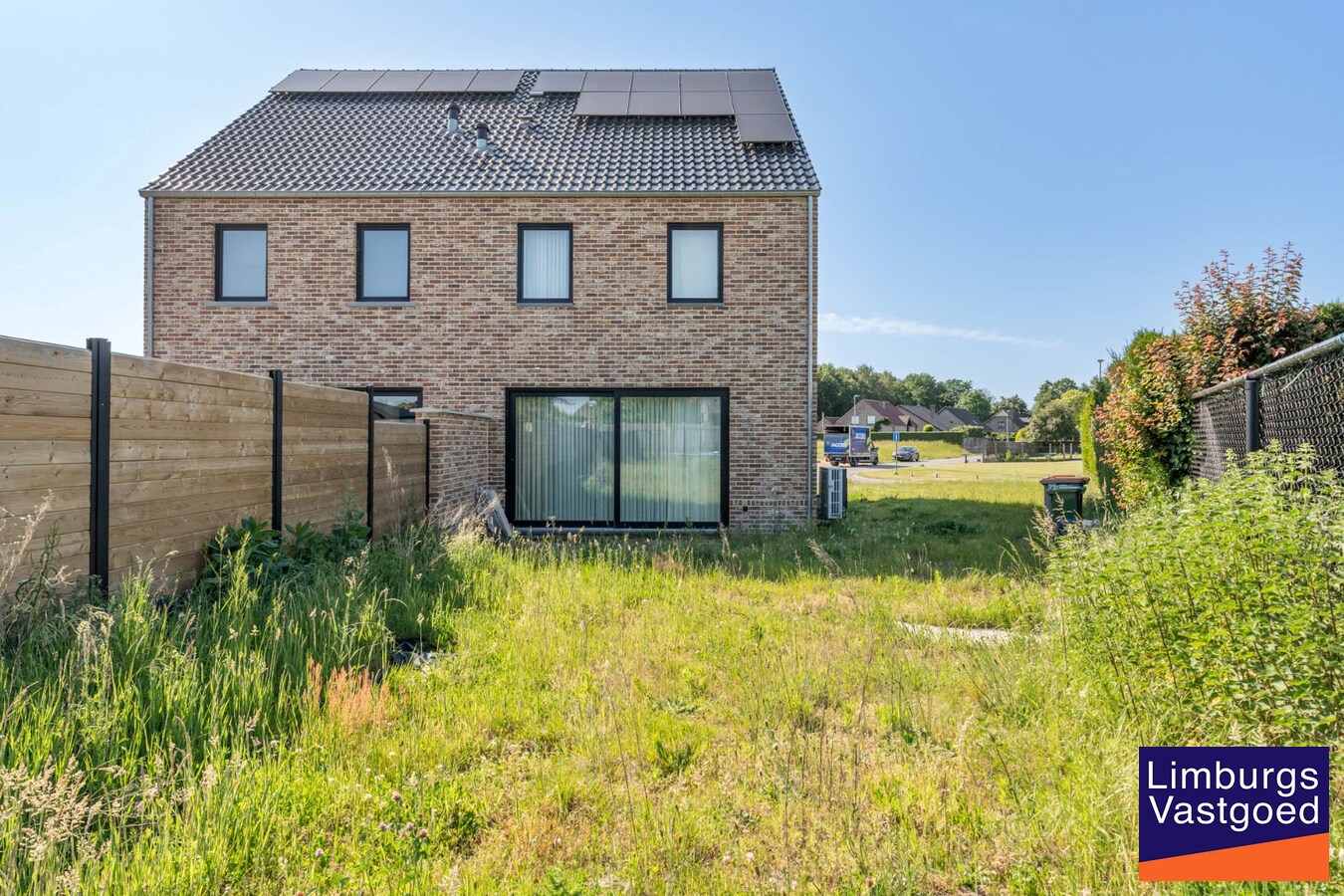 Moderne nieuwbouwwoning, 5 slpk, op een perceel van 4a31ca. 