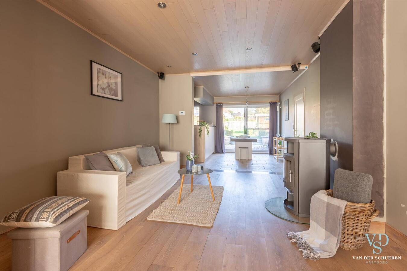 Praktische en degelijke woning in hartje Dikkelvenne . Bijzonder ruim ! 