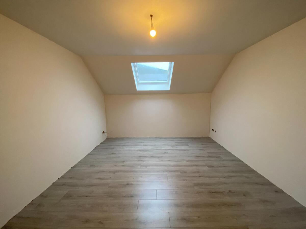 Ruime, energiezuinige nieuwbouwwoning met loods te Brielen 