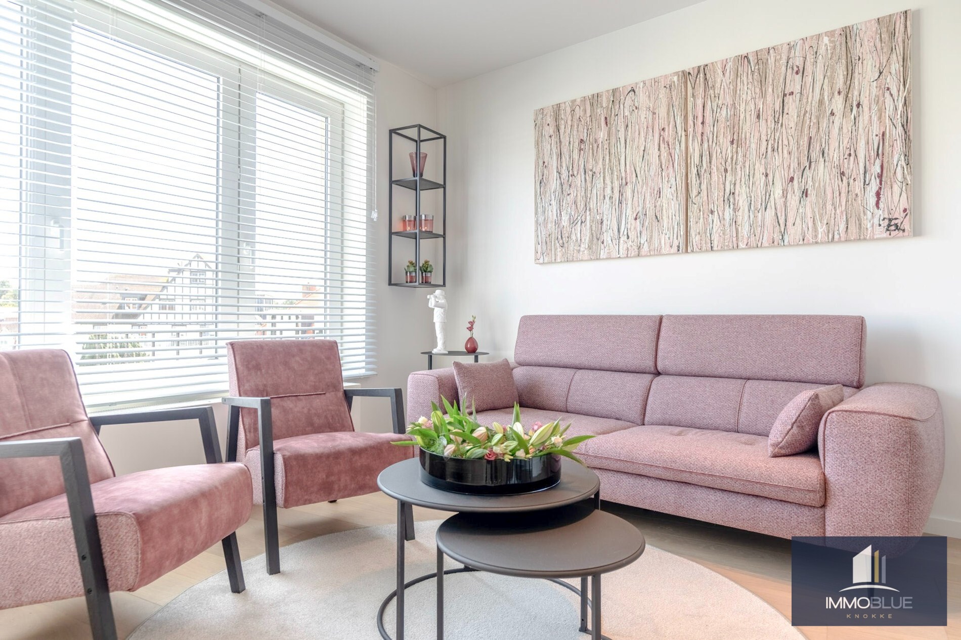 Situé dans un endroit calme, cet appartement entièrement rénové offre une vue dégagée sur les villas. 