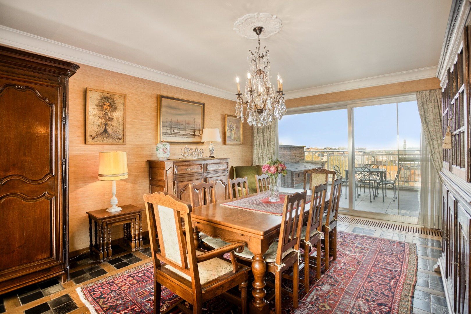 eetkamer met schuifraam naar terras aan voorzijde