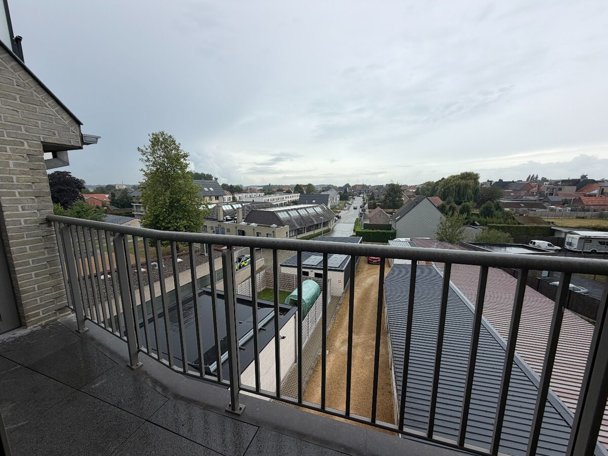 Uiterst ruim appartement (119m²)  met twee slaapkamers op de markt van Houthulst 
