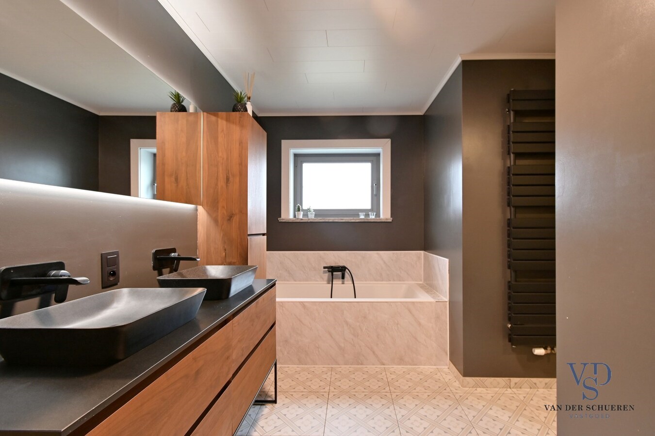 Bijzonder degelijke, instapklare ruime eigendom 