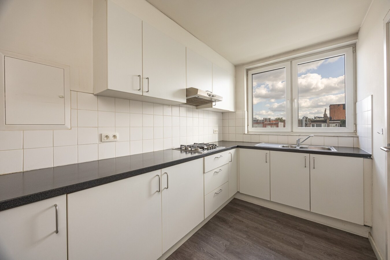 Te renoveren appt. met ruim terras te Antwerpen! 