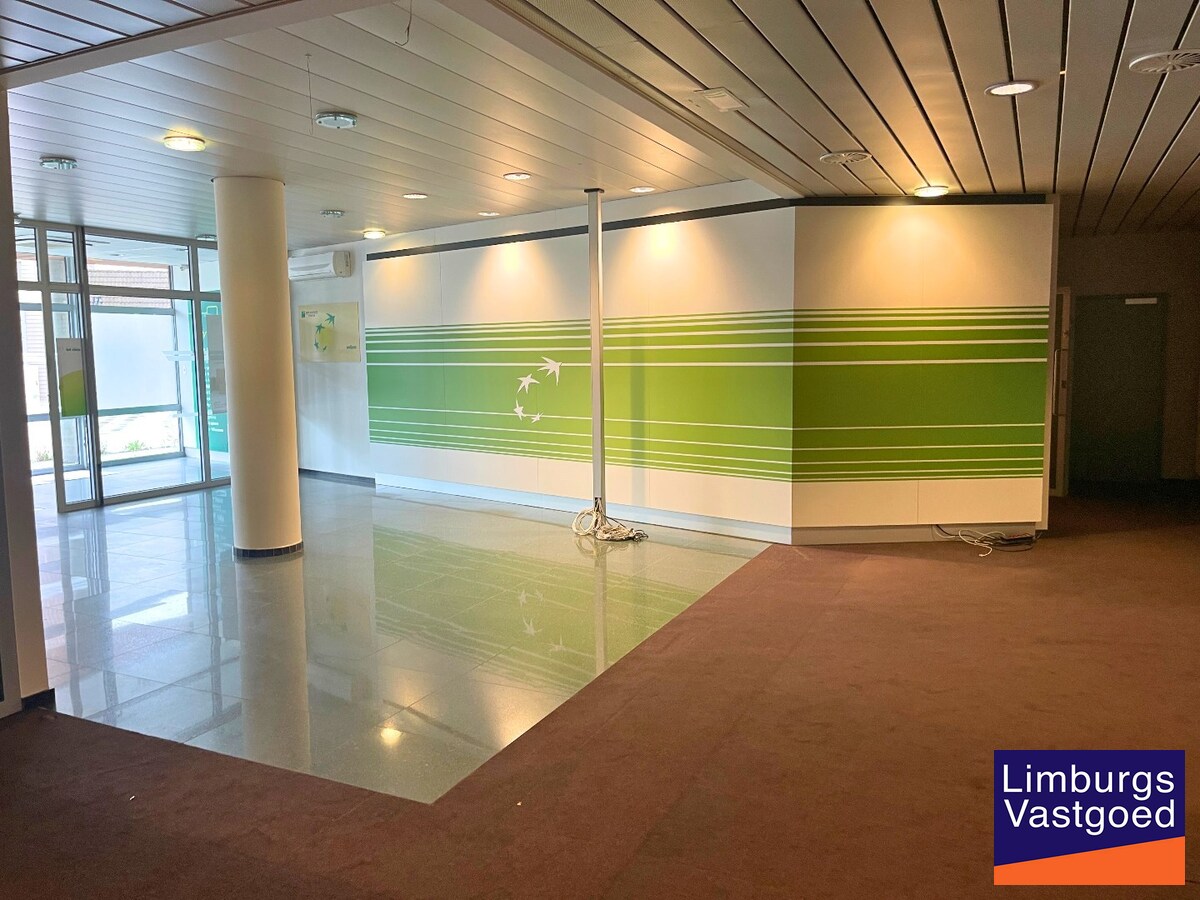 Handelsgelijkvloers 433m² met 3 parkings en kelder op commerciële topligging 