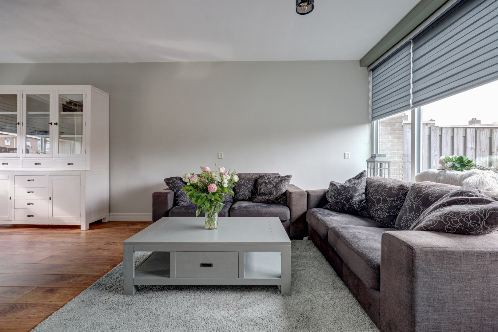 Lichte 4-kamer tussenwoning met eigen garage, 3 slaapkamers, onderhoudsvriendelijke tuin met berging en gelegen op eigen grond! 