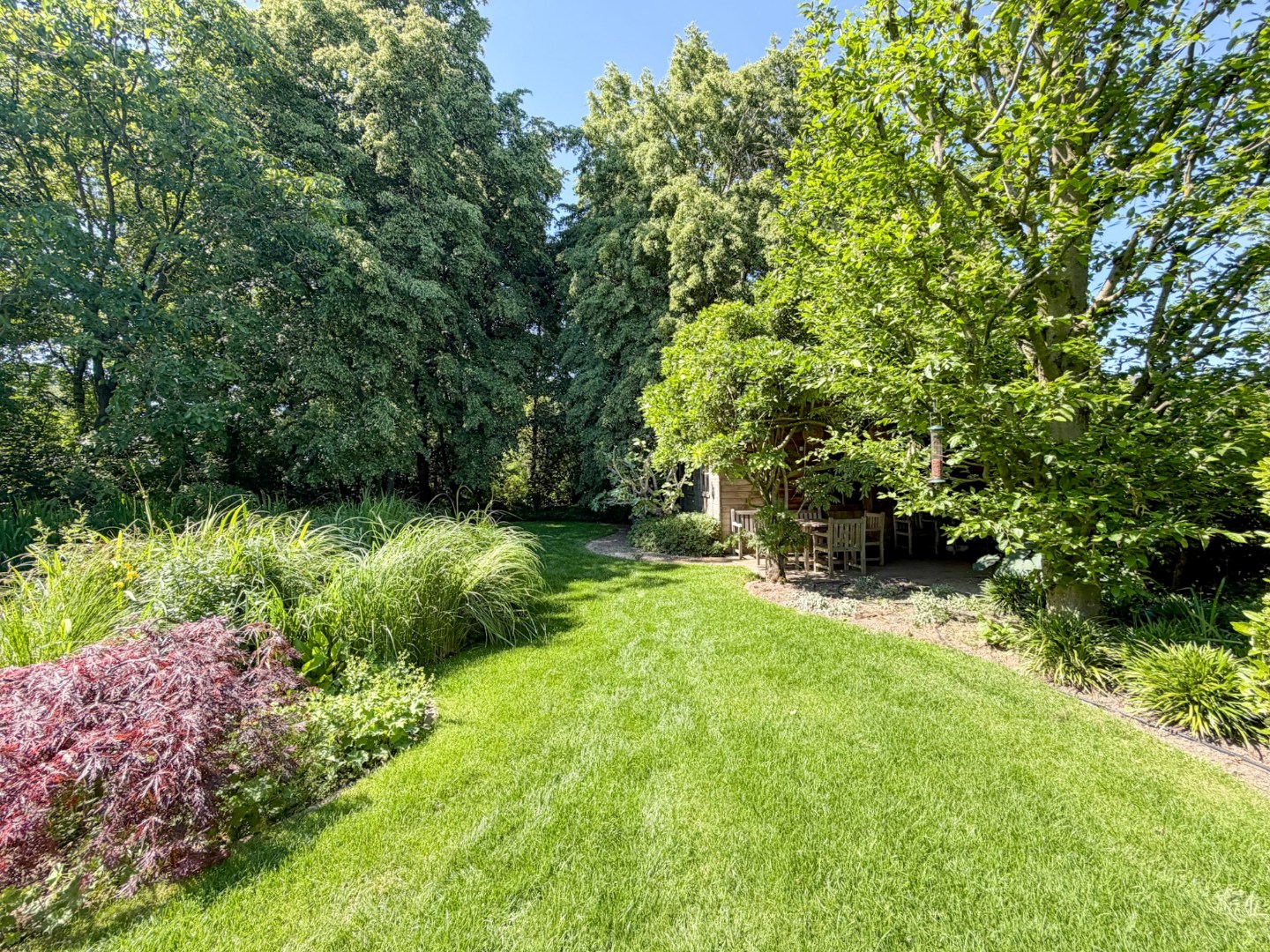 Ruime villa met prachtige tuin en hoogwaardige afwerking, perceel van 1891 m², rustig gelegen te Torhout 