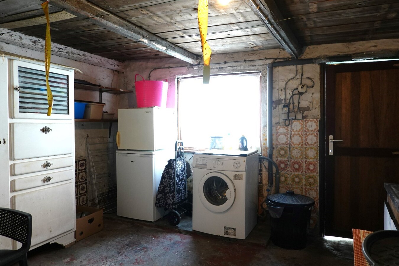 Op te frissen rijwoning in hartje Gistel 