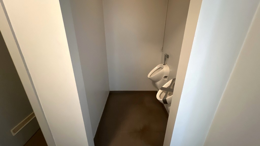 Magazijn met laadkades en kantoor te huur nabij R4 in Melle