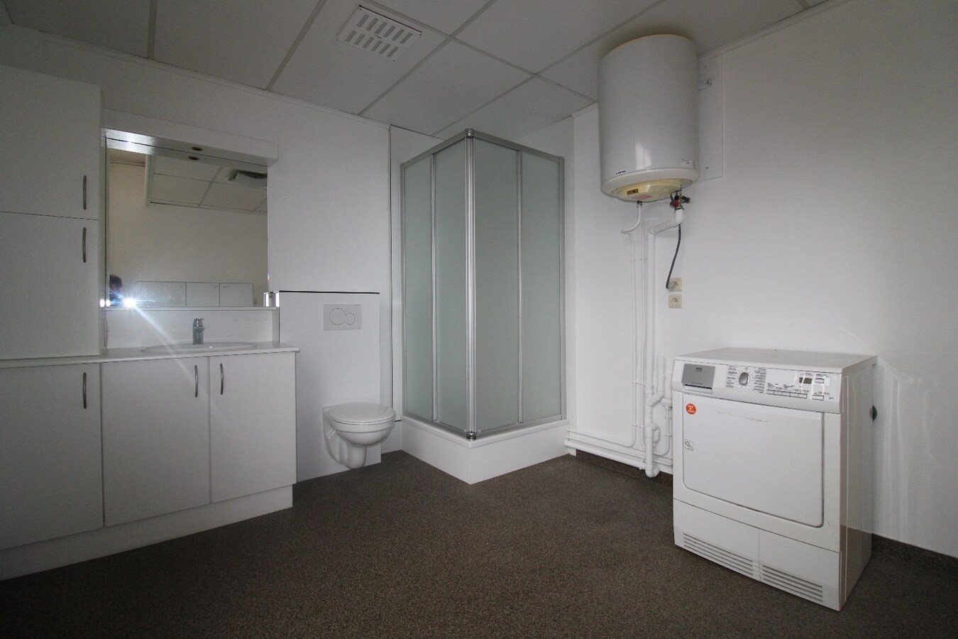 Kantoor/opslagruimte van circa 150 m² 