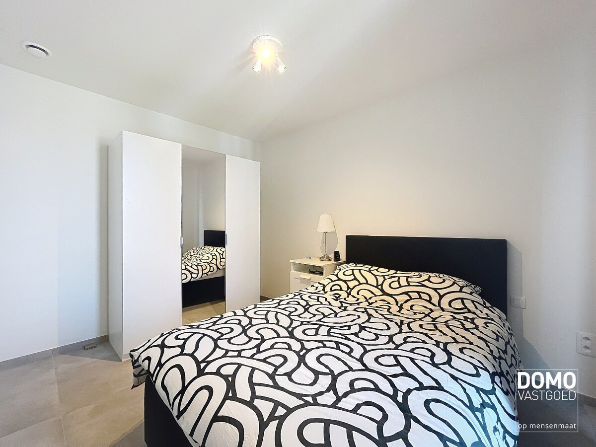 NIEUWBOUWAPPARTEMENT MET 2 SLAAPKAMERS, RUIM TERRAS, ONDERGRONDSE AUTOSTANDPLAATS EN KELDERBERGING IN MAASMECHELEN 